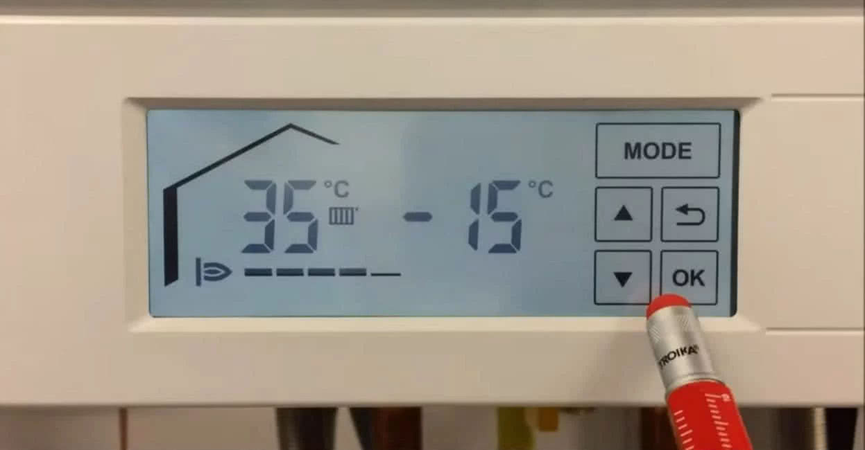 Sterowanie dotykowym regulatorem w gazowym kotle kondensacyjnym Vitodens 100-W. Widoczne parametry - temperatura medium w obiegu centralnego ogrzewania, temperatura zewnętrzna z czujnika pogodowego, modulacja palnika. fot. Viessmann