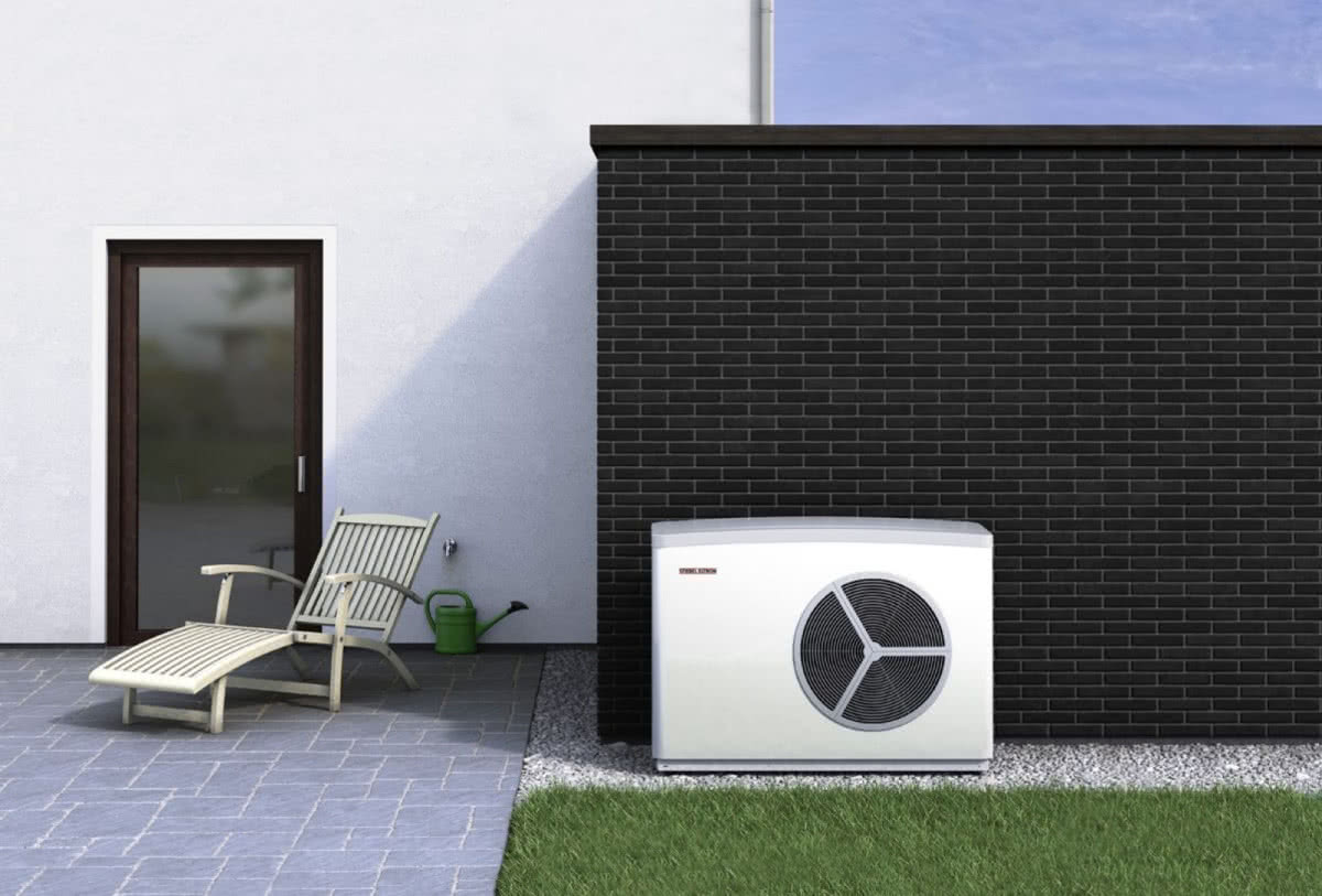 Monoblokowa pompa ciepła HPA-O Premium typu powietrze woda - zamontowana przy ścianie budynku mieszkalnego. fot.Stiebel Eltron Monoblokowa pompa ciepła HPA-O Premium typu powietrze woda - zamontowana przy ścianie budynku mieszkalnego. fot.Stiebel Eltron