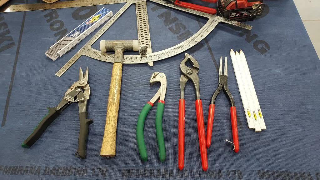 Niezbędnik dekarza. fot. Blachy Pruszyński Niezbędnik dekarza. fot. Blachy Pruszyński