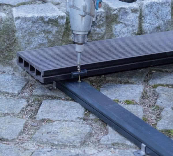 Deski przytwierdzane są za pomocą wkrętów Deski przytwierdzane są za pomocą wkrętów