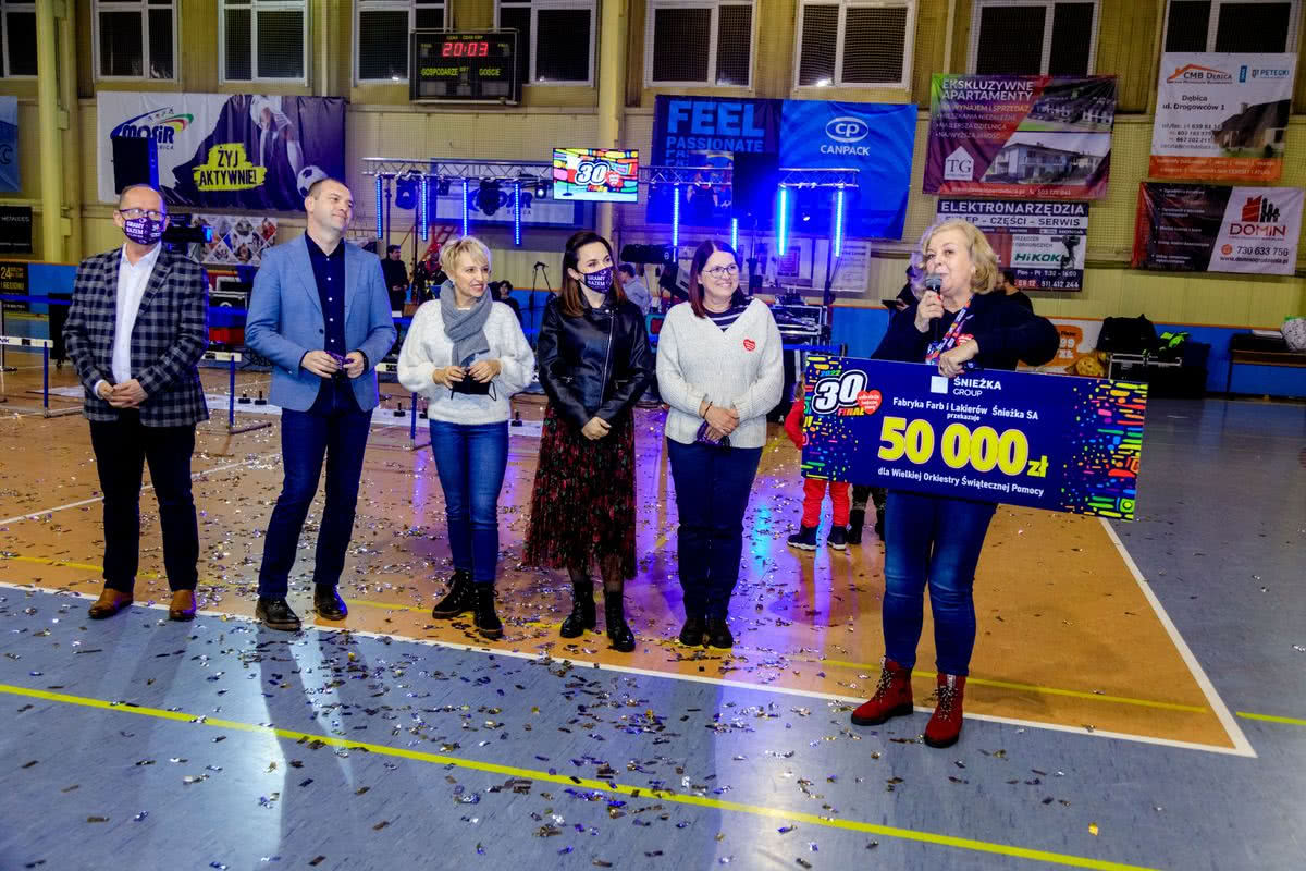 Przekazanie bonu o wartości 50 tys. złotych podczas 30. finału Wielkiej Orkiestry Świątecznej Pomocy