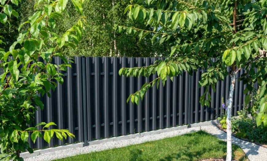 Pionowo czy poziomo? Prosty poradnik montażu sztachet metalowych