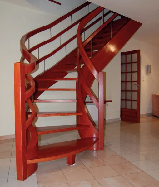 Balustrada z powyginanego drewna