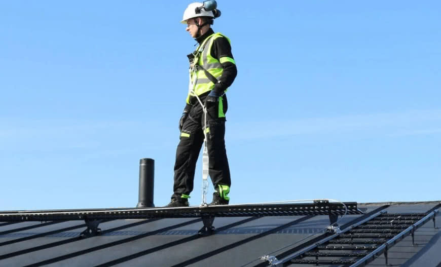 Bezpieczne chodzenie po dachu – systemy komunikacji, techniki i przepisy prawne